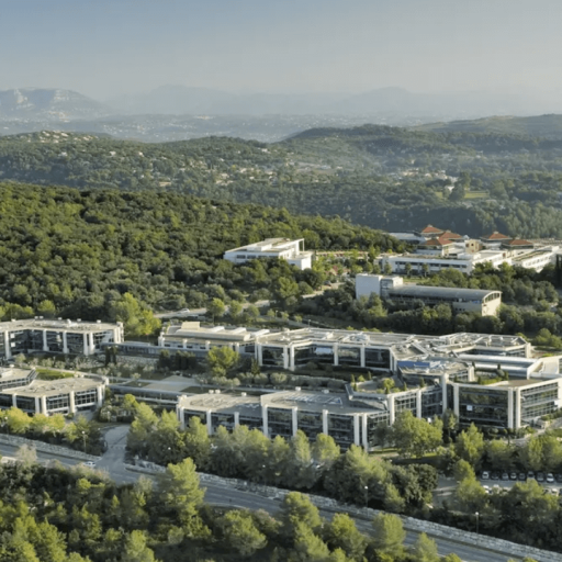Vue aérienne de Sophia Antipolis avec au premier plan l'ensemble immobilier Amadeus. (Communauté d’Agglomération Sophia Antipolis)